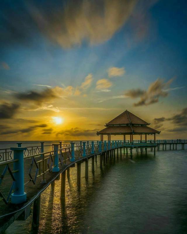 Senja di Pantai Kartini by @iqbalvisuals