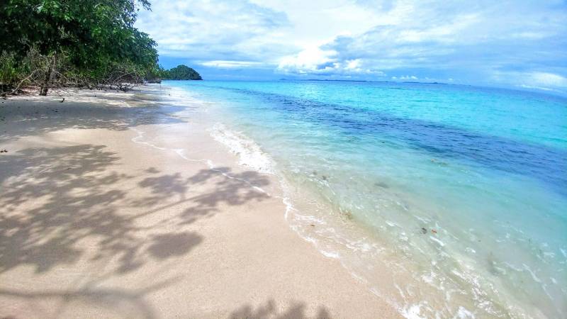 Indahnya Pantai di Pulau Abang Batam