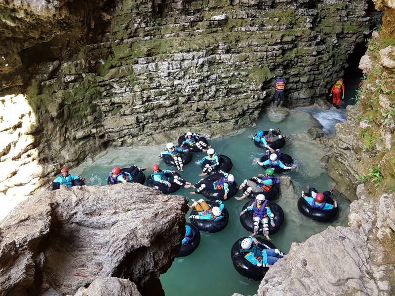 Pengunjung Kalisuci Cave Tubing