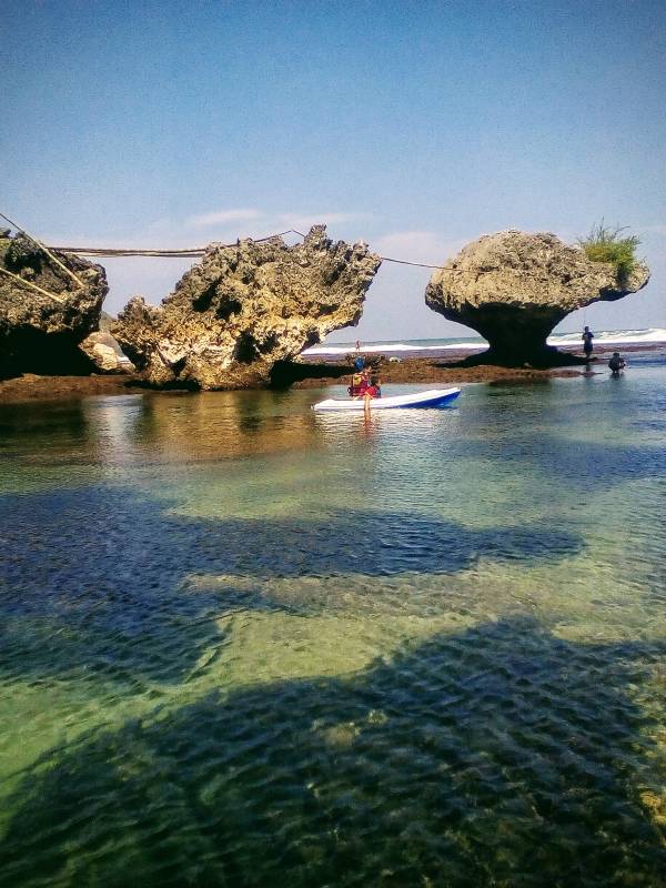Bermain Kayak di Pantai Drini