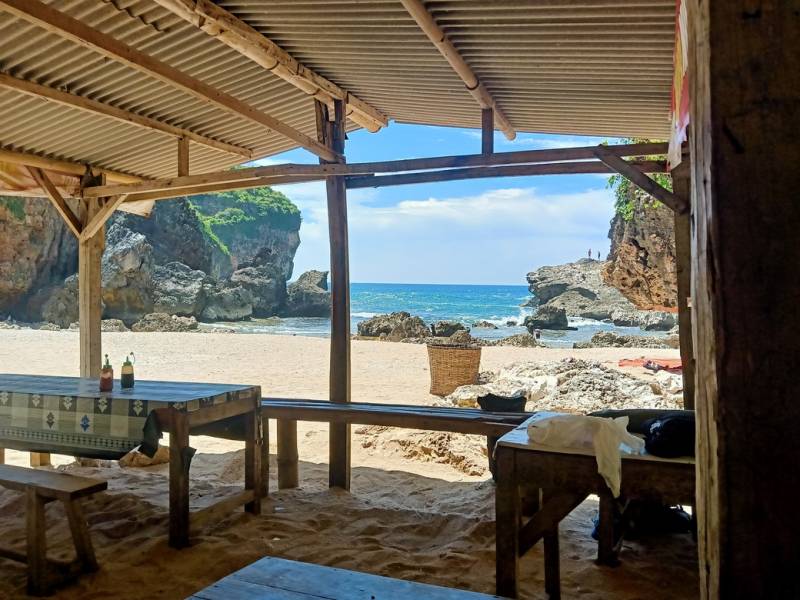 Tempat Makan di Pantai Wohkudu Foto By Salma Syarief 1